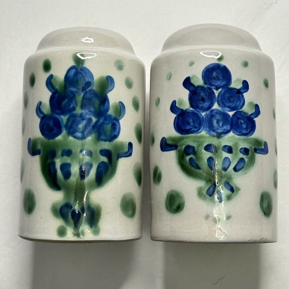 M. A. Hadley Stoneware Salt & Pepper Set Blueberries VINTAGE MADE U.S.A. 4.5X2.5 - Picture 5 of 9